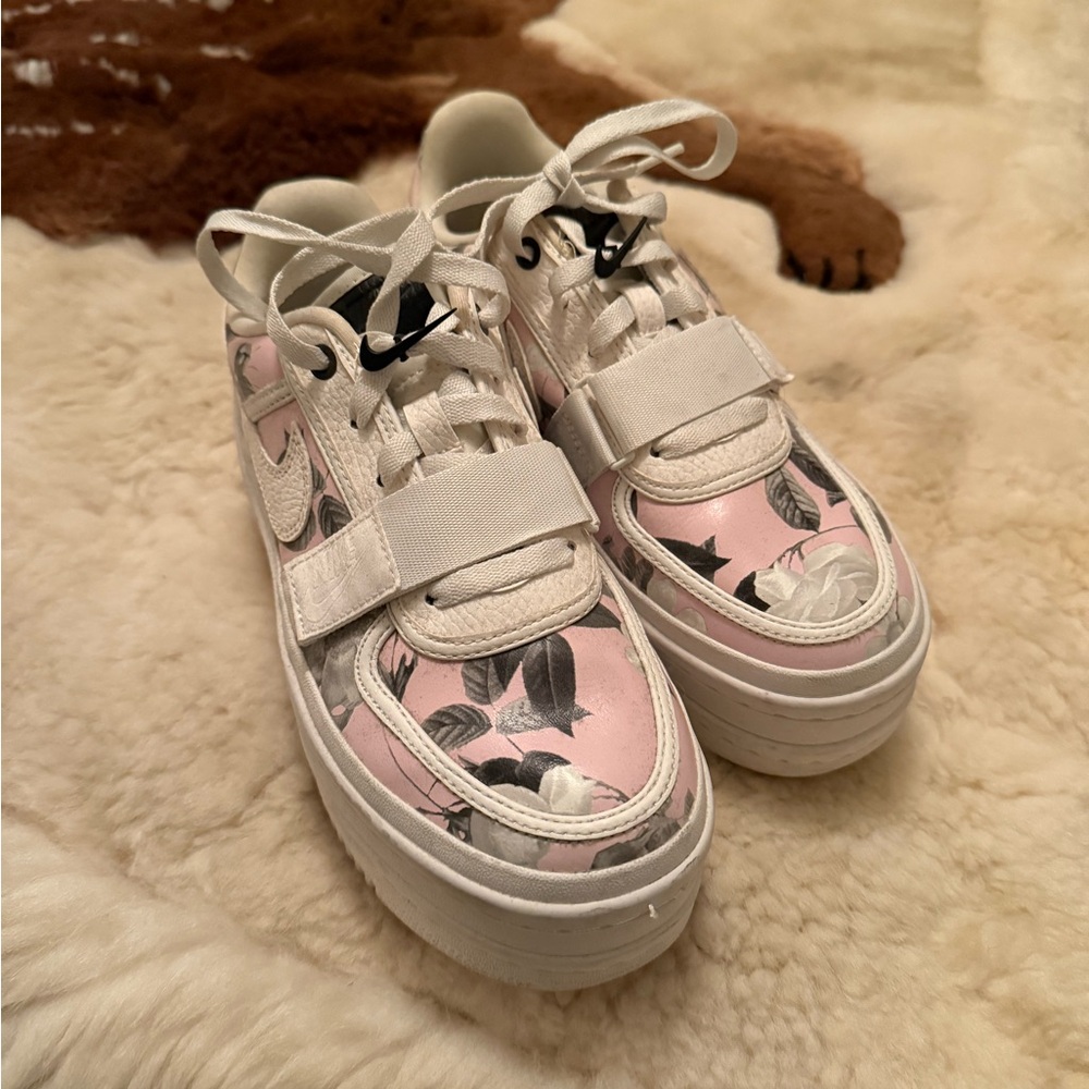 Nike White and Black Sneakers